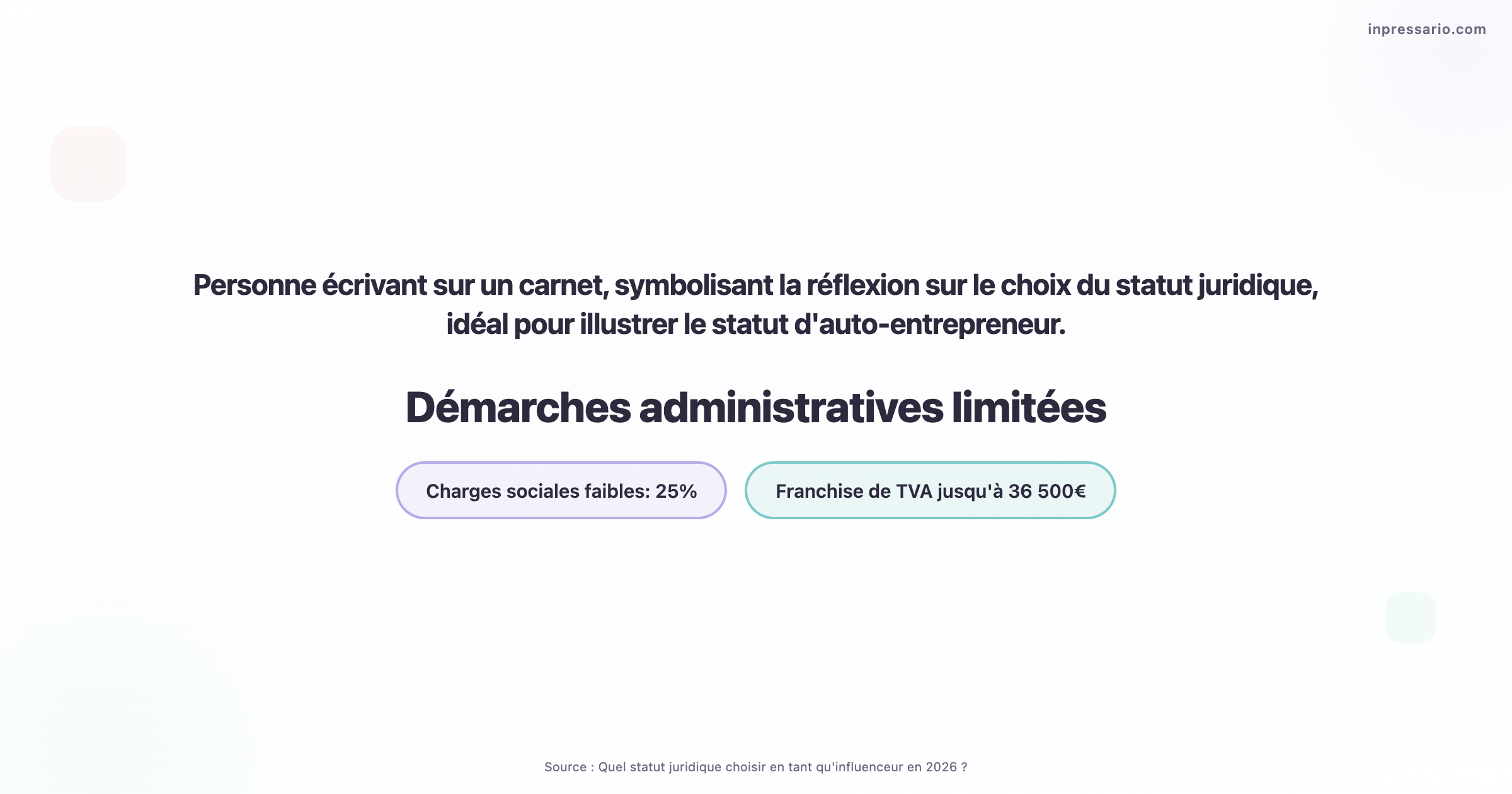 Personne écrivant sur un carnet, réfléchissant au statut d'auto-entrepreneur.